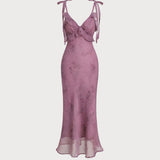 Graysynne | Robe midi violette à fleurs, volants et bretelles à nouer