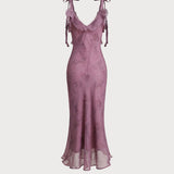 Graysynne | Robe midi violette à fleurs, volants et bretelles à nouer