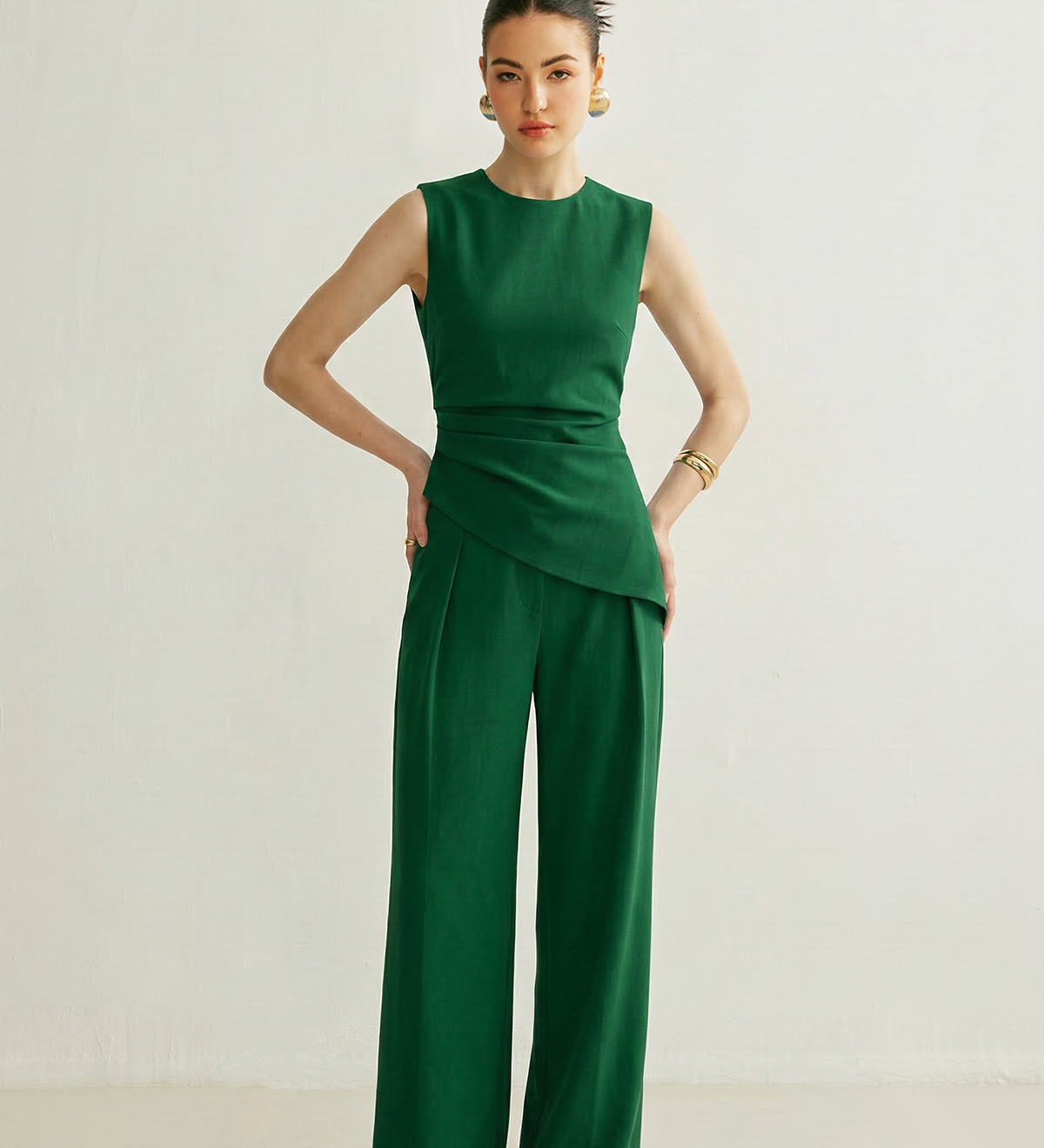 Béatrice | Ensemble haut asymétrique sans manches et pantalon plissé