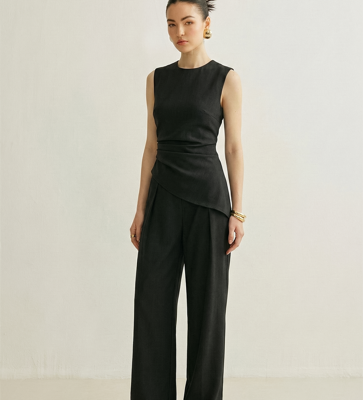 Béatrice | Ensemble haut asymétrique sans manches et pantalon plissé