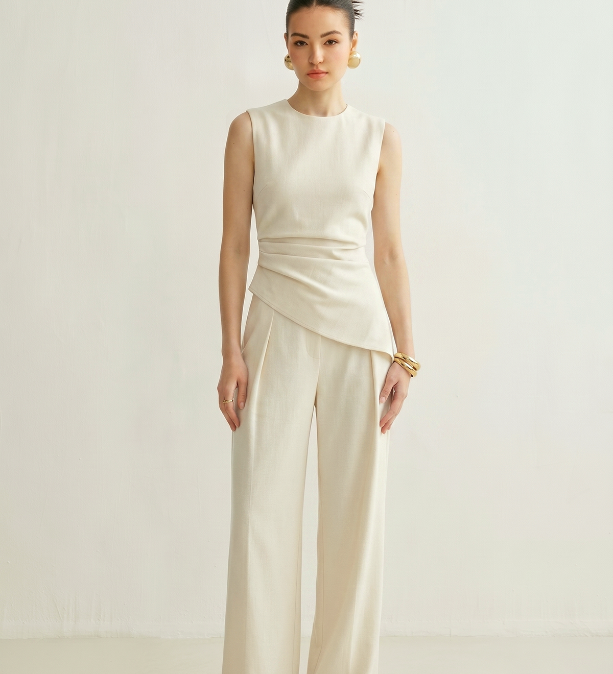 Béatrice | Ensemble haut asymétrique sans manches et pantalon plissé