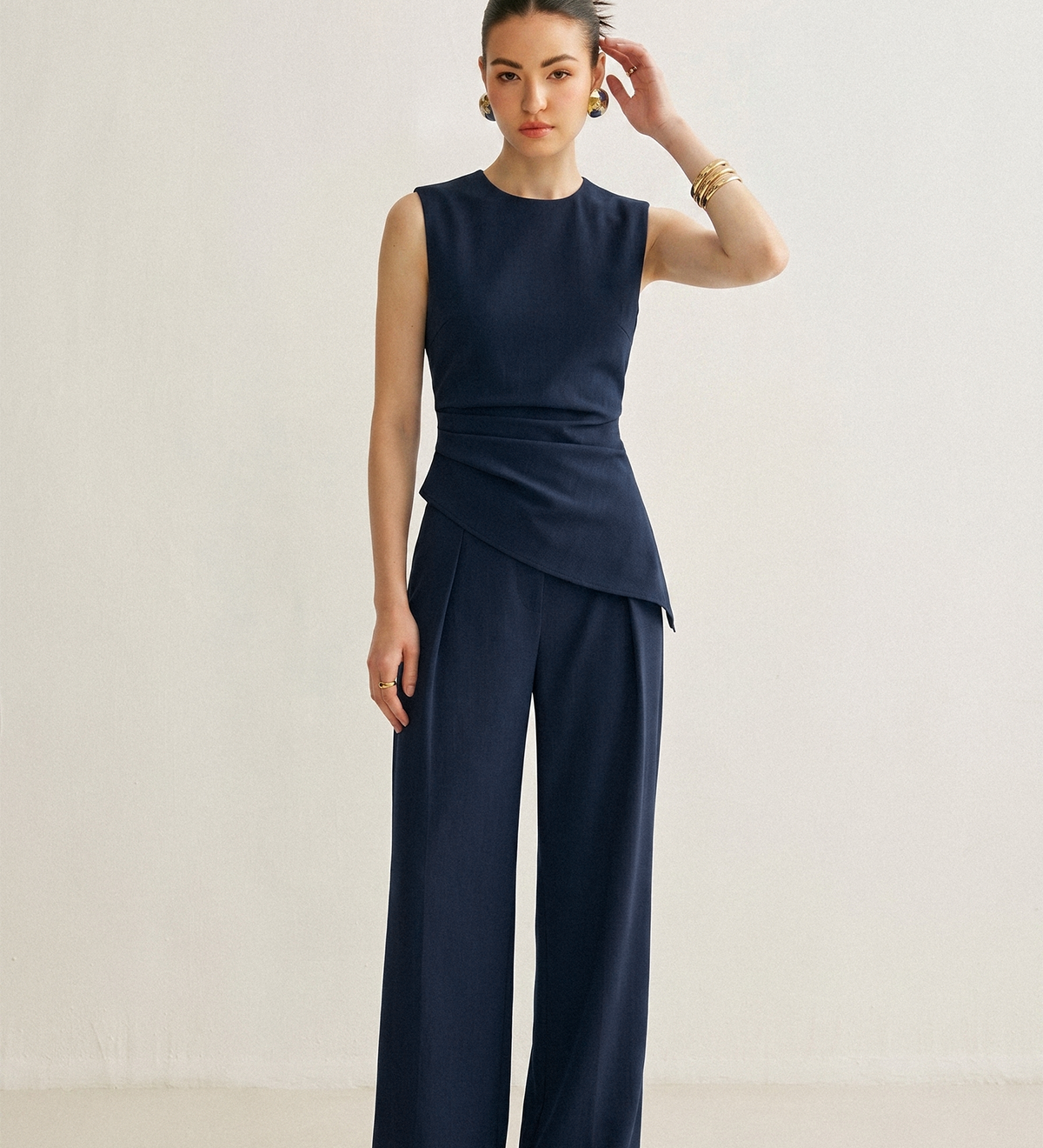 Béatrice | Ensemble haut asymétrique sans manches et pantalon plissé