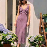 Graysynne | Robe midi violette à fleurs, volants et bretelles à nouer